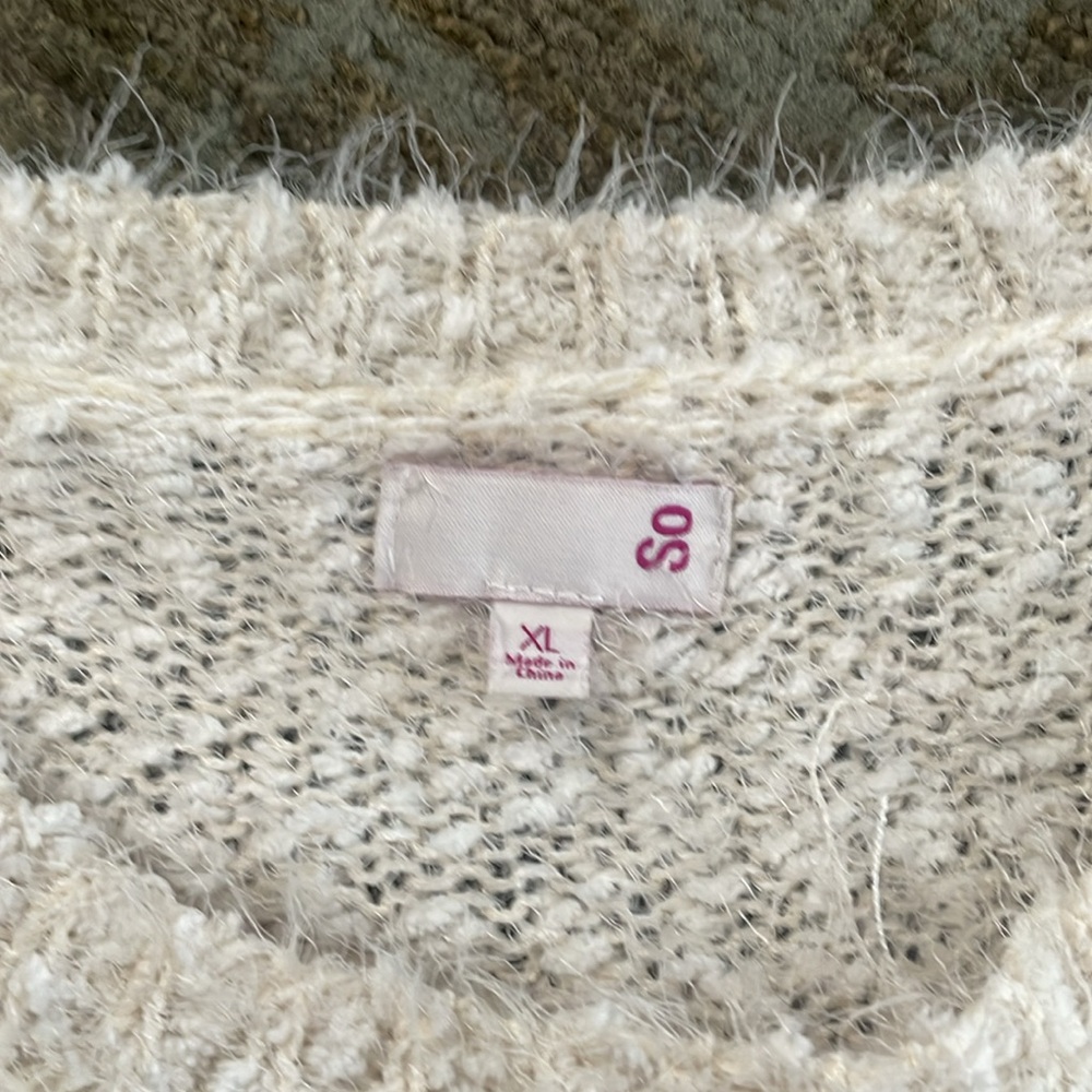 Beautiful sweater - Picture 2 of 3